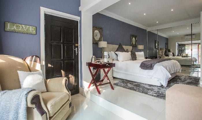 Guest bedroom with king size bed
